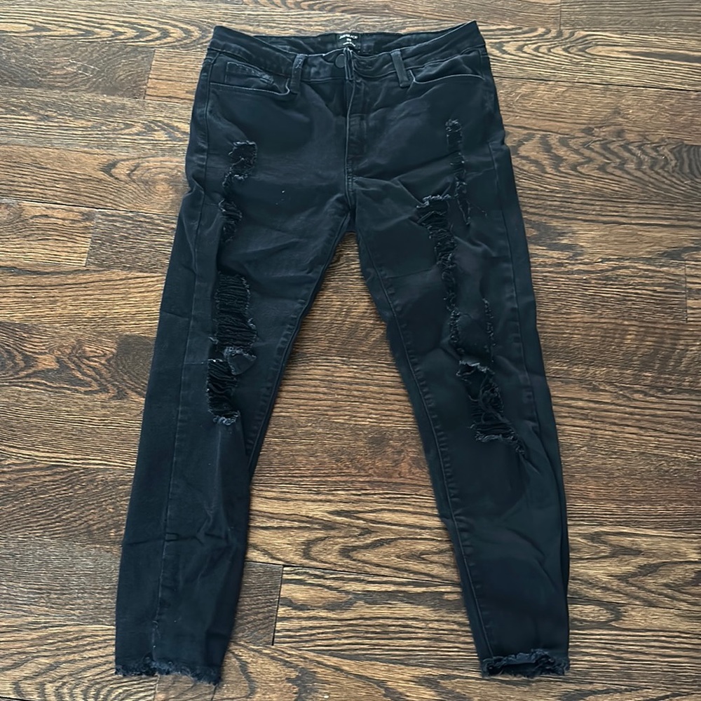 Black jeans. In great condition. Worn lightly. Very nice rip design.